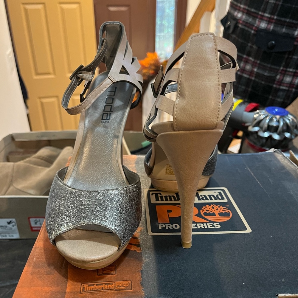Tan strap platform heels size 11 in women used but still in okay condition